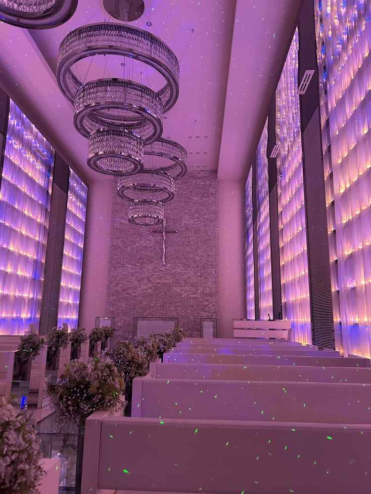 チャペルの内観。白色だけでなく、青色や紫色ライトアップもでき、雰囲気を変えられるところが素敵でした。