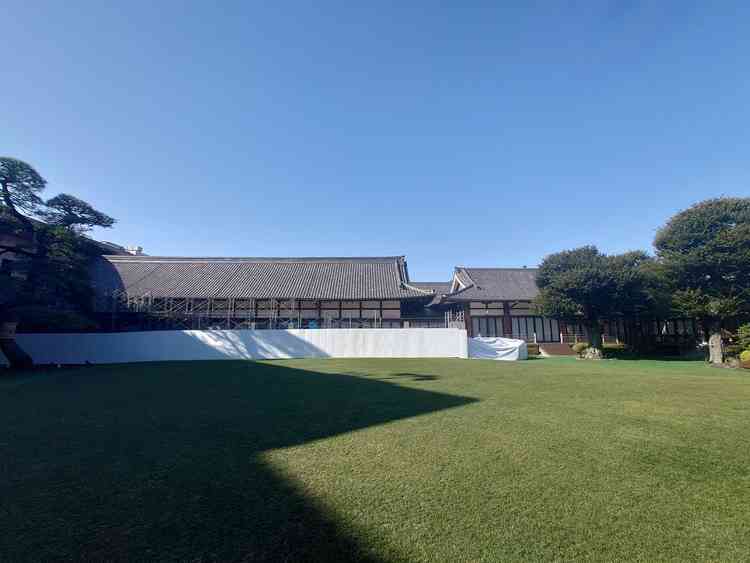 KINKEIの外観（一部工事中のため柵あり）