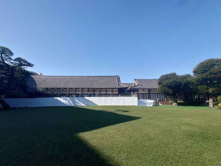 KINKEIの外観（一部工事中のため柵あり）