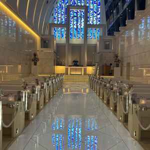 海をモチーフにしたチャペル。床にもステンドグラスの青色が写り、幻想的な空間でした。