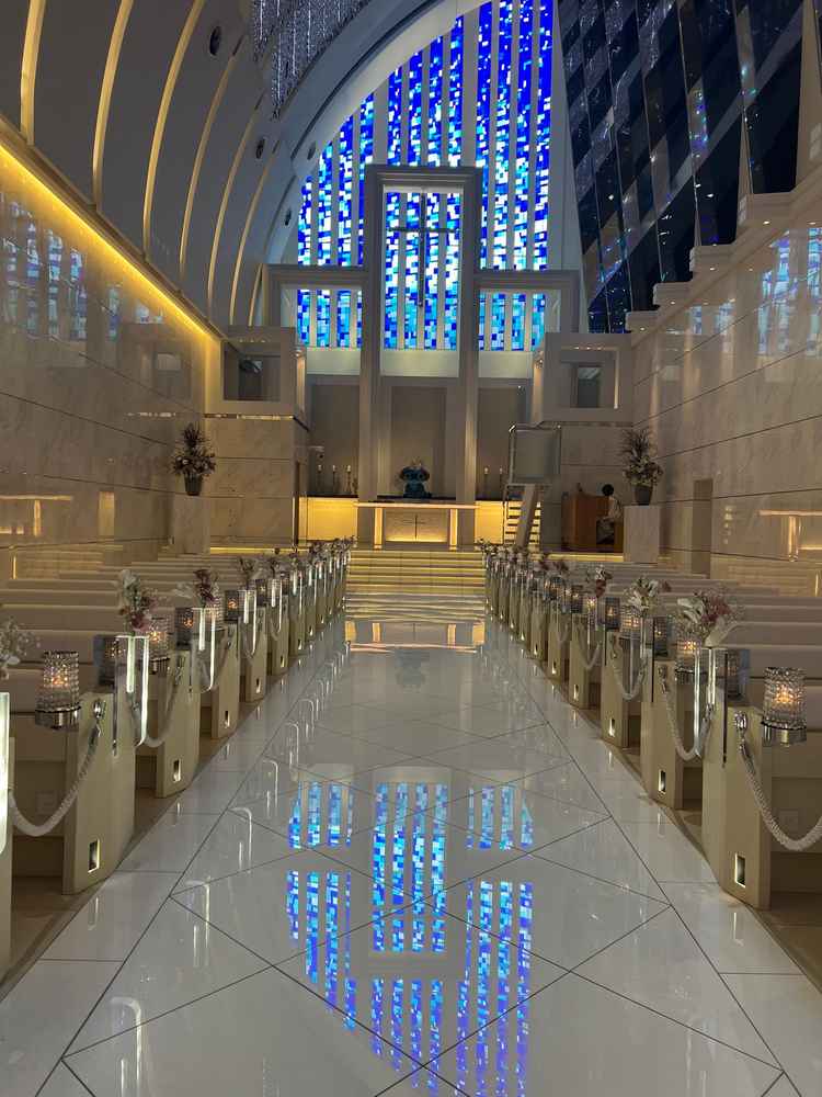 海をモチーフにしたチャペル。床にもステンドグラスの青色が写り、幻想的な空間でした。