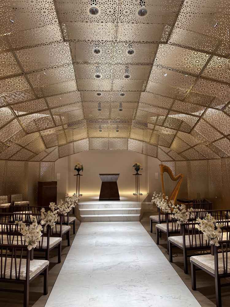 チャペルへ入った瞬間に明るく、温かみのある空間でした。