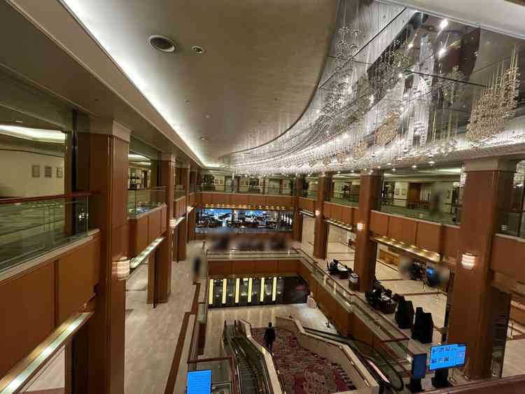 ロビーには天の川をイメージしたシャンデリアがあり、豪華な印象でした。