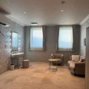 当日の着替えなどをする部屋。壁紙にもこだわりがあるとのこと。