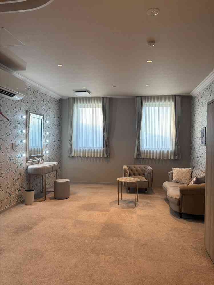 当日の着替えなどをする部屋。壁紙にもこだわりがあるとのこと。