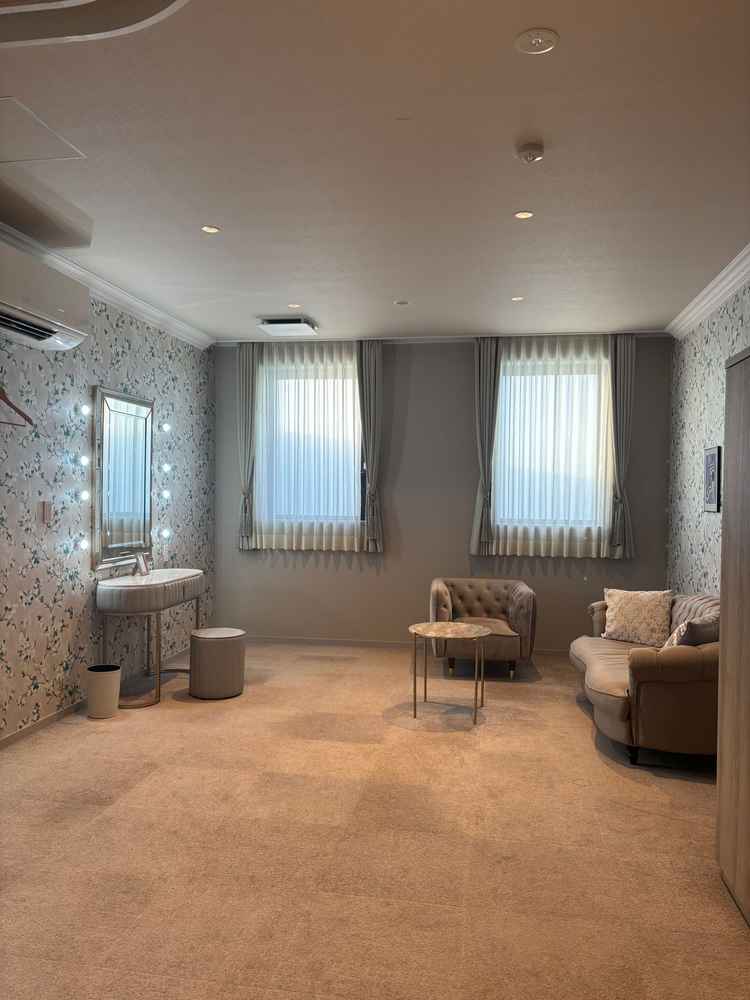 当日の着替えなどをする部屋。壁紙にもこだわりがあるとのこと。