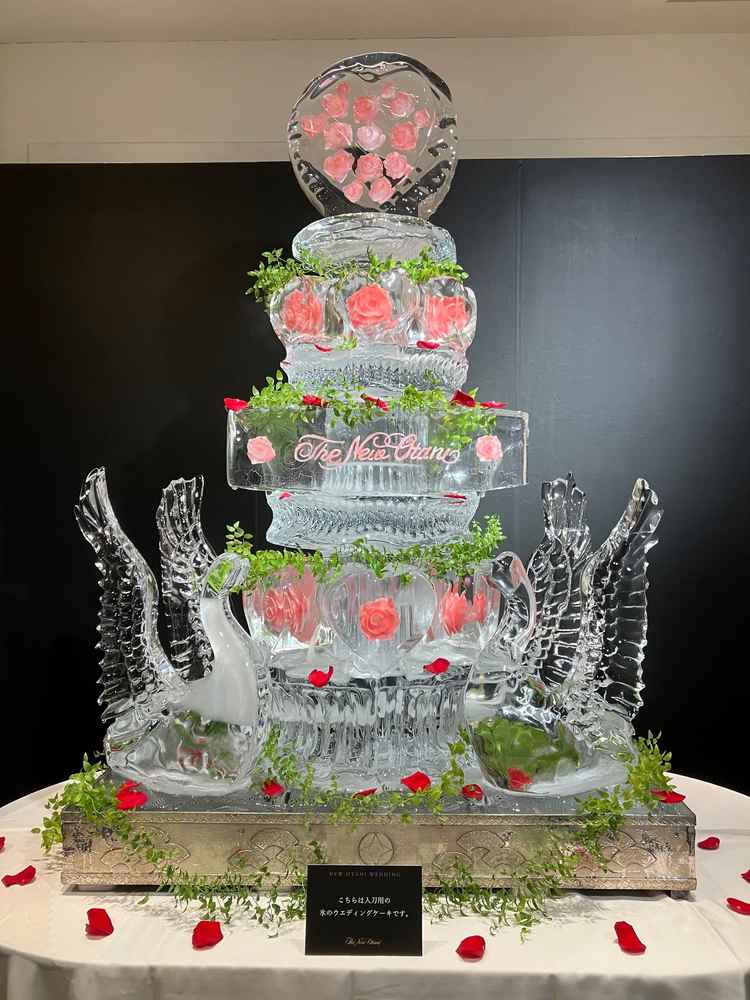 入刀用ケーキの代わりに氷で作ったウェディングケーキ。とても芸術的でした。