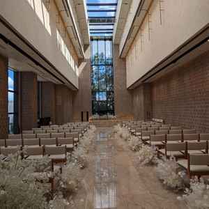 天井が高く、自然光がきれいに差し込んでいました。また、バージンロードの横幅も広く歩きやすそうでした。