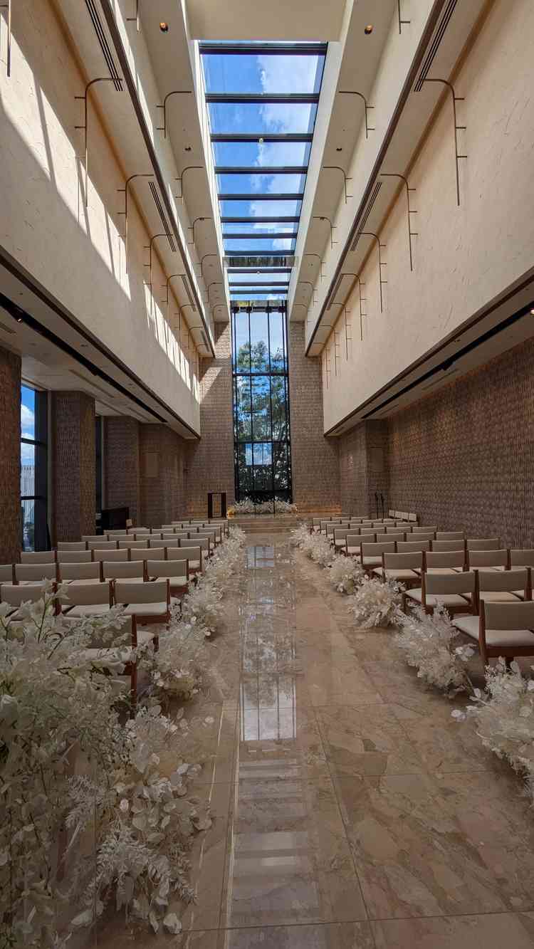 天井が高く、自然光がきれいに差し込んでいました。また、バージンロードの横幅も広く歩きやすそうでした。