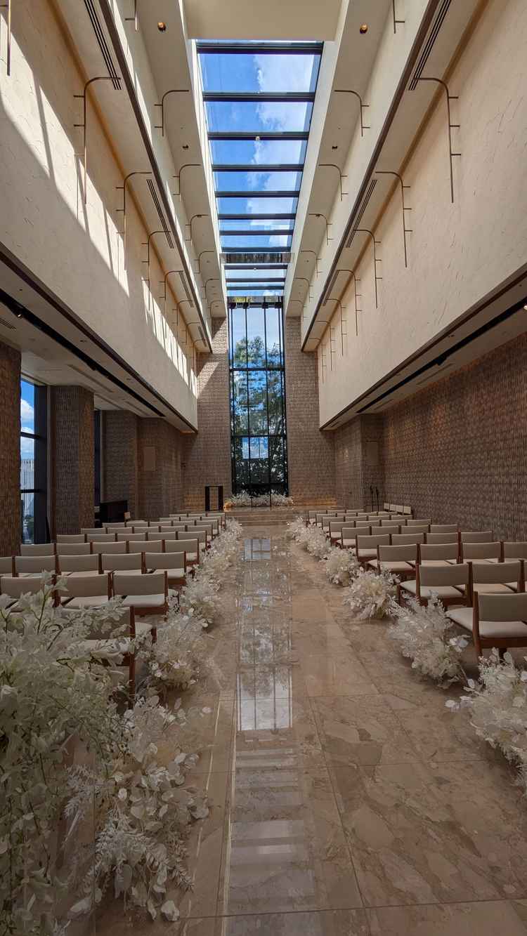 天井が高く、自然光がきれいに差し込んでいました。また、バージンロードの横幅も広く歩きやすそうでした。