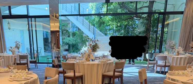 披露宴会場からはテラスが見えます（他の方が写っているためモザイクをしています）