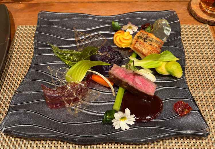 メインのプレート。牛肉、魚どちらも絶品。添えられている野菜も見た目が華やか。味も○。