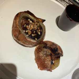 玉ねぎとフォアグラのソテーです。玉ねぎが柔らかくて、美味しかったです。フォアグラも高級感がありました