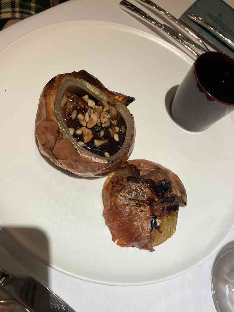 玉ねぎとフォアグラのソテーです。玉ねぎが柔らかくて、美味しかったです。フォアグラも高級感がありました