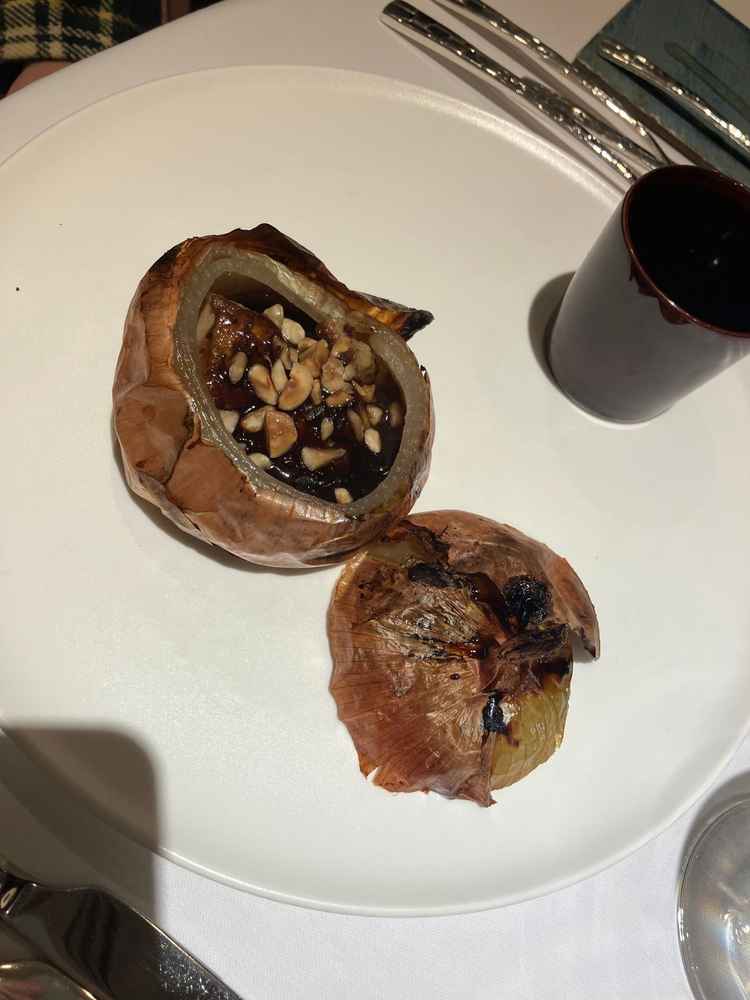 玉ねぎとフォアグラのソテーです。玉ねぎが柔らかくて、美味しかったです。フォアグラも高級感がありました