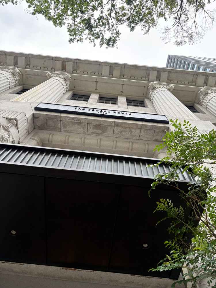 入口真下からの写真。真下から過ぎて伝わりにくいのですが、石っぽい素材で作られた外観がとても好みでした