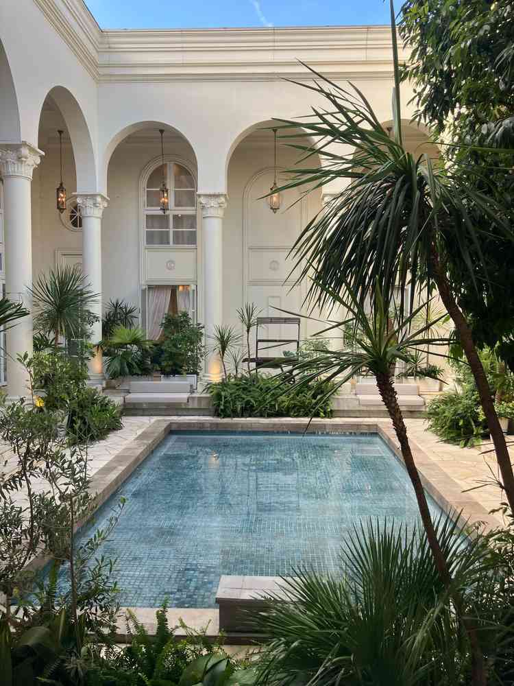 中庭のプールです。とても綺麗です