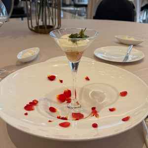 見ても食べても楽しめるコース料理の一品目。こんな料理を提供できたらいいなと感じた。