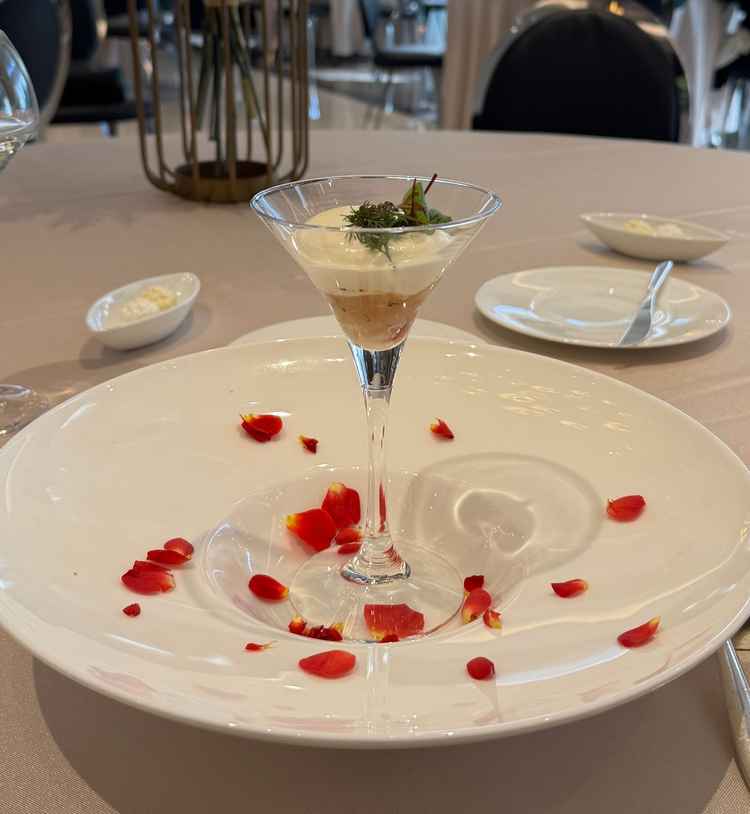 見ても食べても楽しめるコース料理の一品目。こんな料理を提供できたらいいなと感じた。