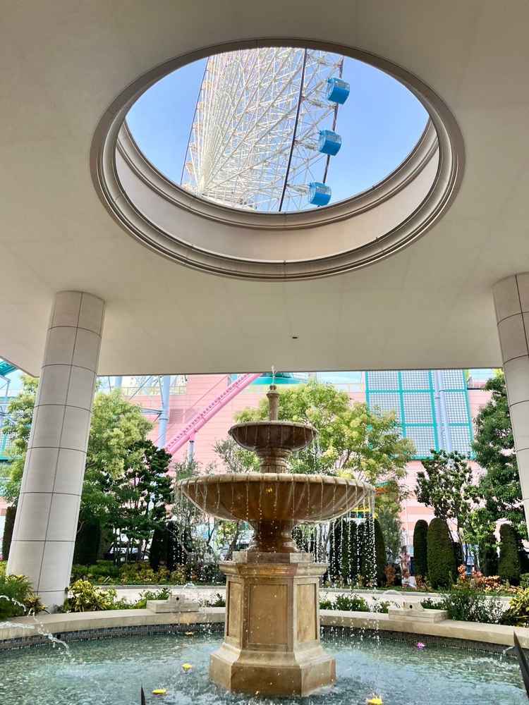 エントランス前から見える観覧車