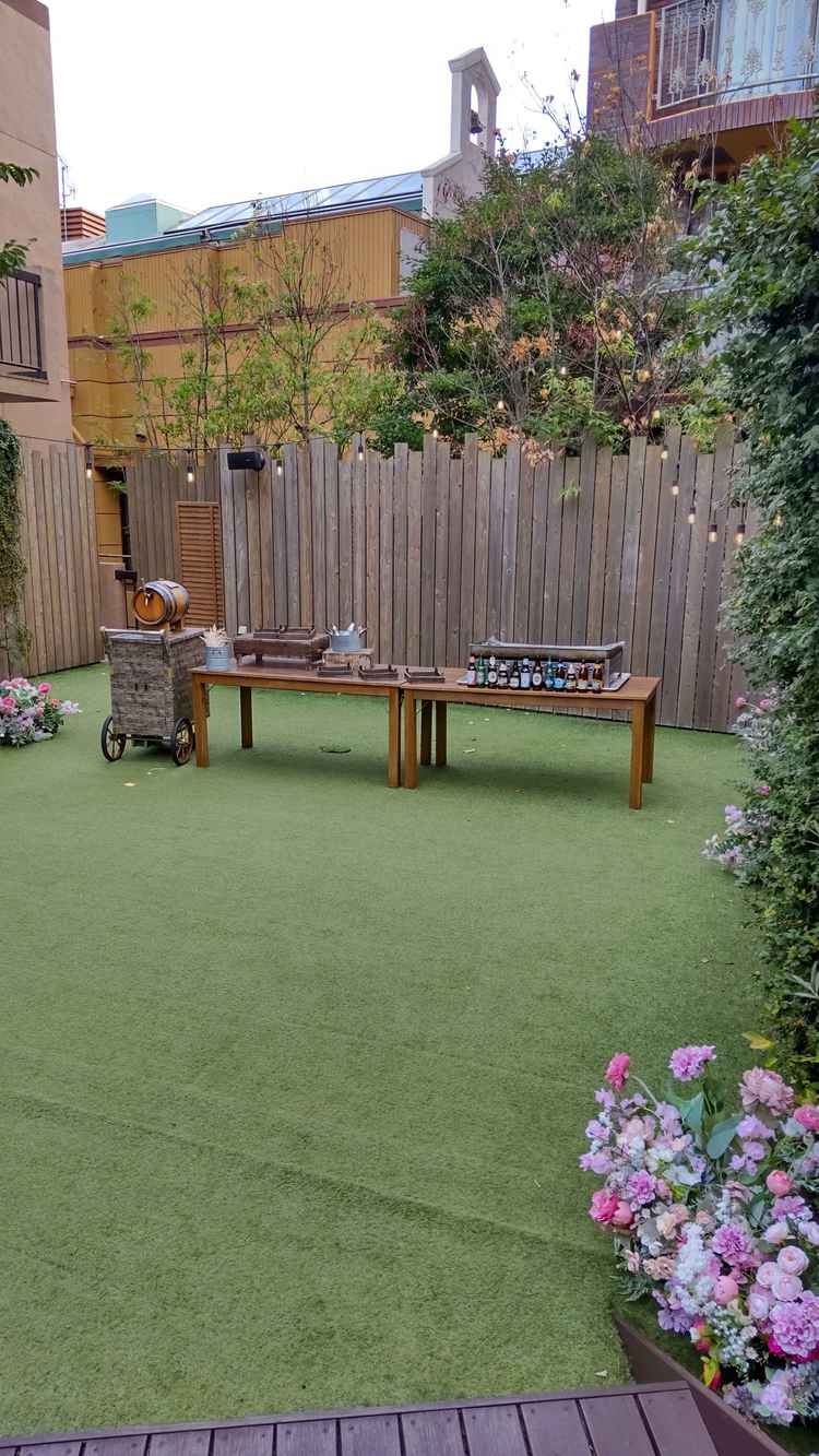 ガーデンパーティーのセッティングの様子です。