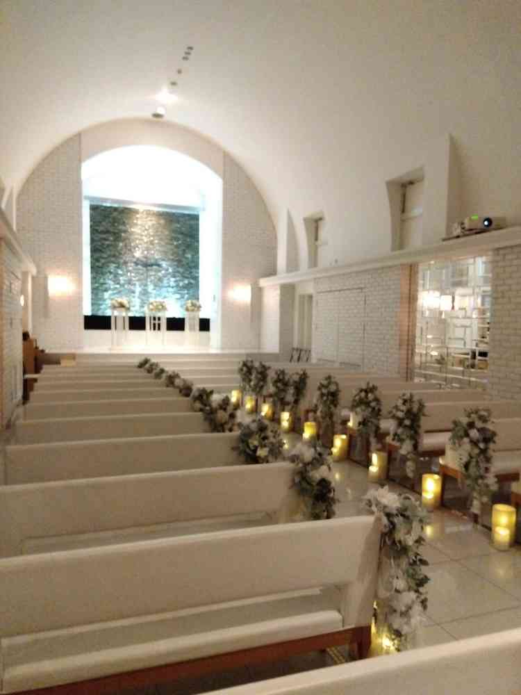 白のチャペルの中。窓無しで写真より暗めで厳かな雰囲気。