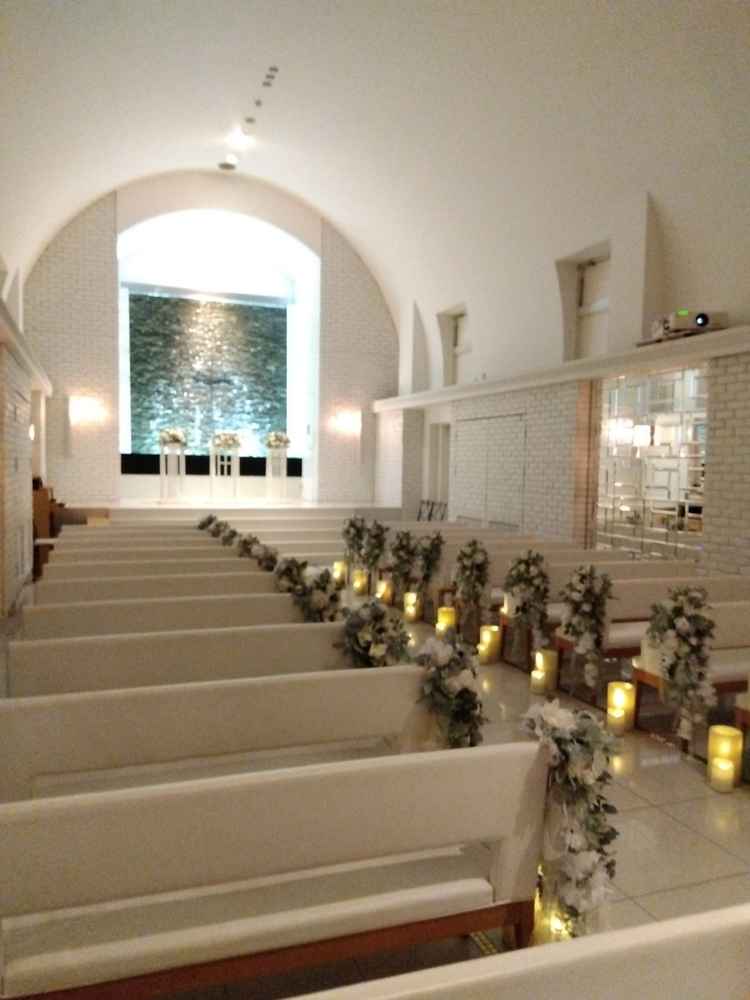 白のチャペルの中。窓無しで写真より暗めで厳かな雰囲気。