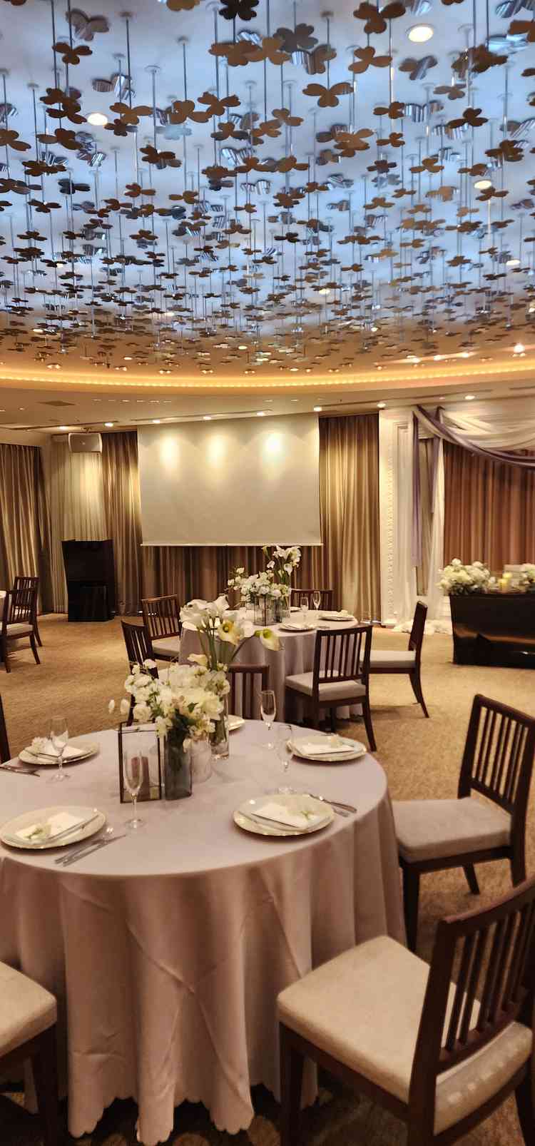 披露宴はカーテンを閉めた雰囲気が、ゴージャスな雰囲気で大人な披露宴が出来そうでした。