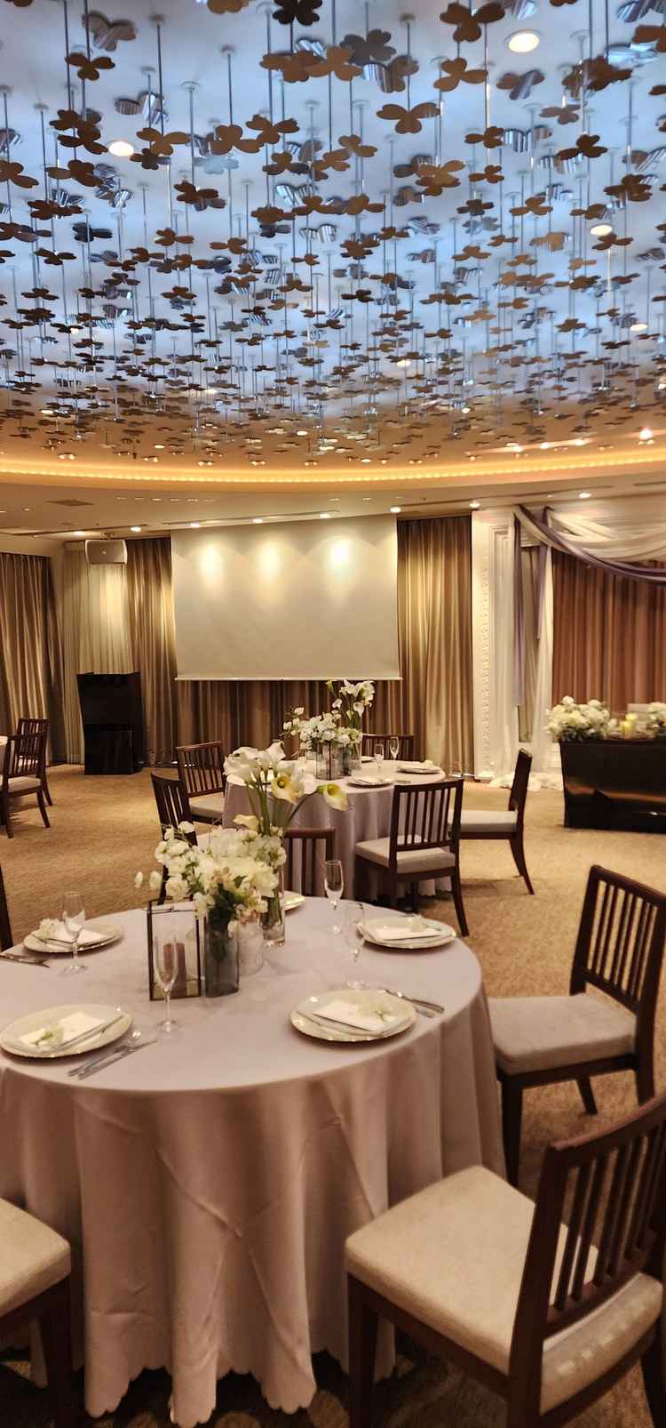 披露宴はカーテンを閉めた雰囲気が、ゴージャスな雰囲気で大人な披露宴が出来そうでした。