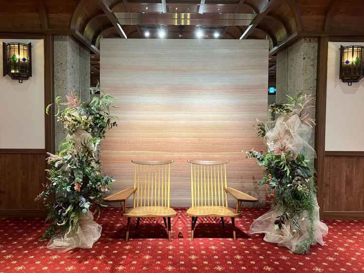 テーブルは無くチェアタイプの高砂です