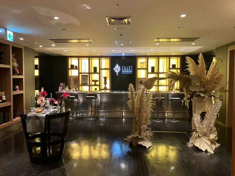 式場で使用する生花も実際にお店で現物を見て決めることができます。