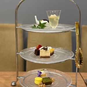 デザートはアフターヌーンティー形式でお持ちいただきました。ディッシュやトングなどの食器が好みでした。