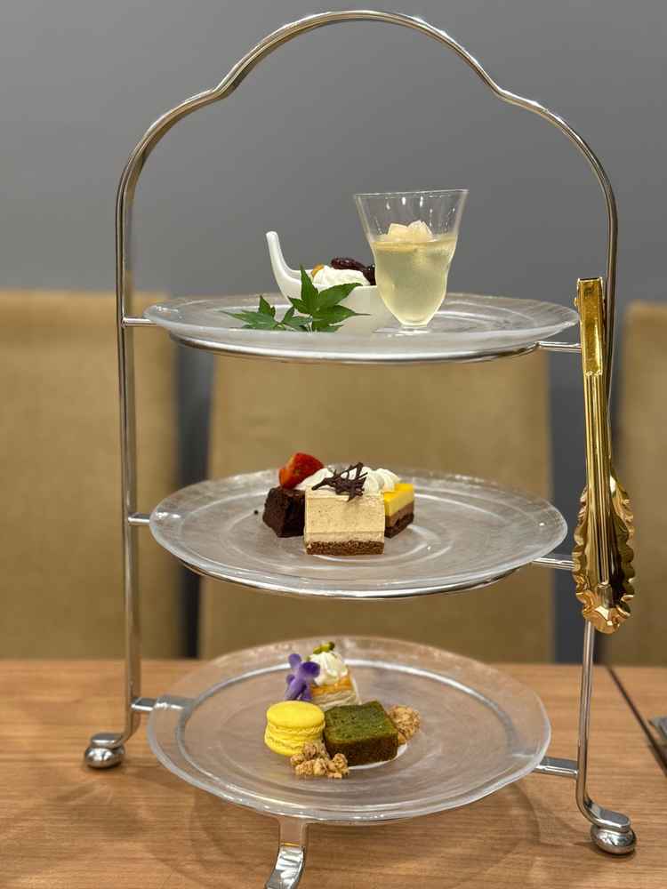 デザートはアフターヌーンティー形式でお持ちいただきました。ディッシュやトングなどの食器が好みでした。