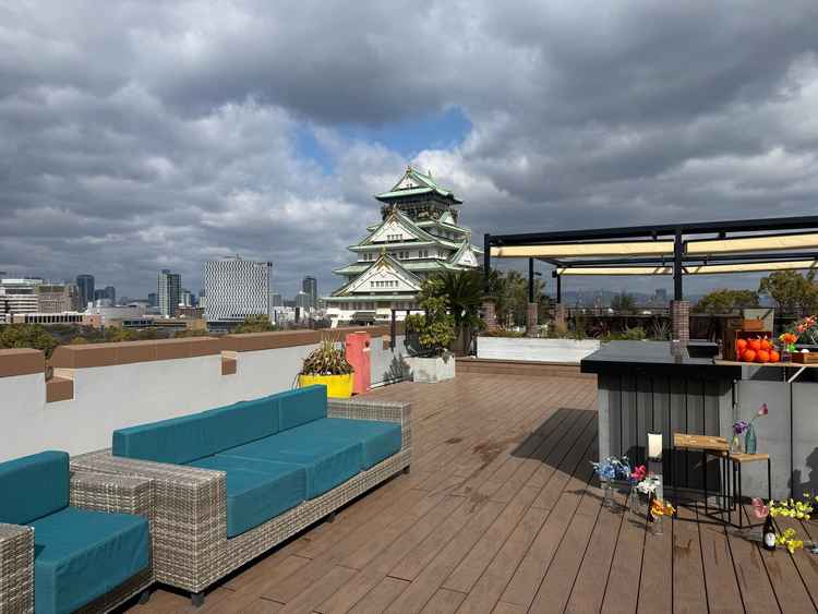 屋上のテラス。近くに大阪城が見えます。