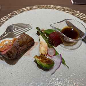 お料理。お肉もお野菜も美味しかったです。付け合わせのパンが温かくてよかった