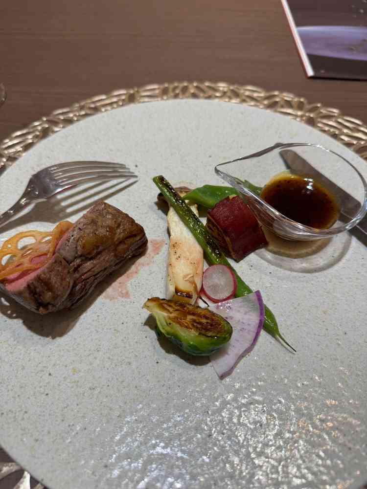 お料理。お肉もお野菜も美味しかったです。付け合わせのパンが温かくてよかった