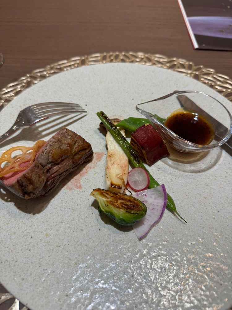 お料理。お肉もお野菜も美味しかったです。付け合わせのパンが温かくてよかった