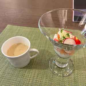 前菜とスープの写真。彩り鮮やかでした。