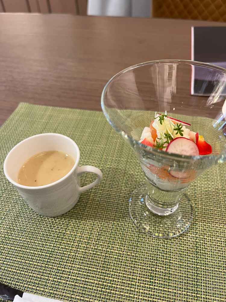 前菜とスープの写真。彩り鮮やかでした。