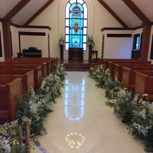 チャペルです。写真よりこじんまりとしていますが、参列者との距離が近く狭いという印象はない設計です。