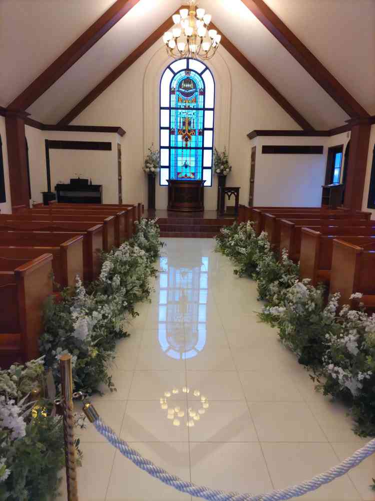 チャペルです。写真よりこじんまりとしていますが、参列者との距離が近く狭いという印象はない設計です。