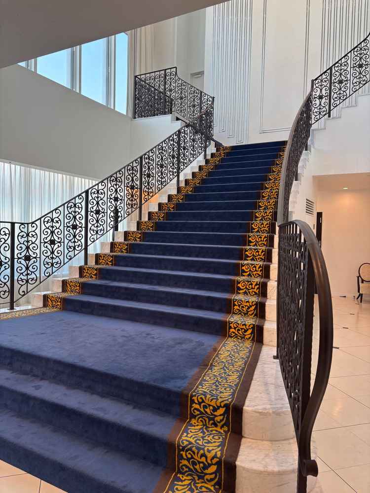 大階段の写真です。室内だと天候に左右されない点は魅力的だと感じました。