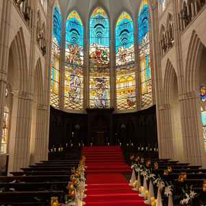 天井が高くて開放感が抜群！側面までステンドグラスがあって素敵✨後列からも見てるように工夫されている◎