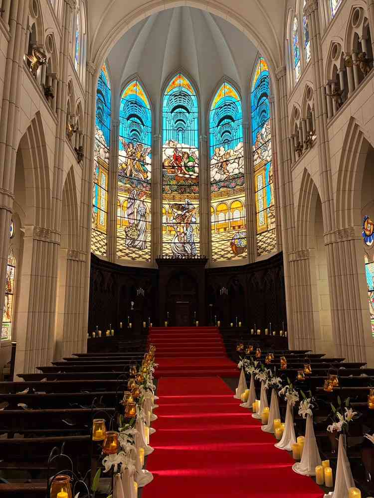 天井が高くて開放感が抜群！側面までステンドグラスがあって素敵✨後列からも見てるように工夫されている◎