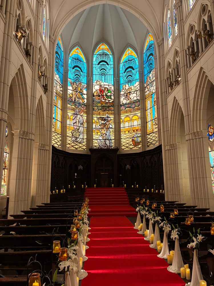 天井が高くて開放感が抜群！側面までステンドグラスがあって素敵✨後列からも見てるように工夫されている◎