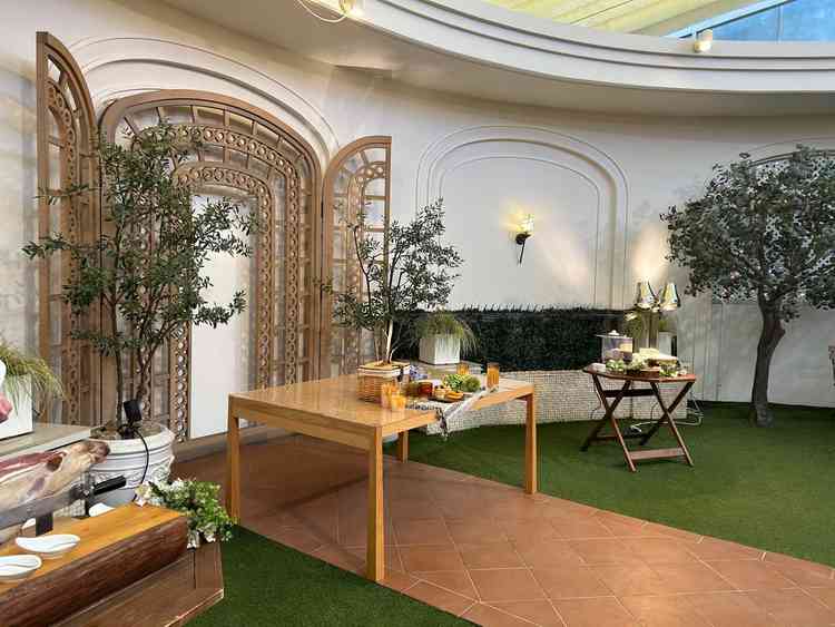 全天候型テラスでウェルカムパーティができるとのこと。緑のあるナチュラルな雰囲気で良かったです。