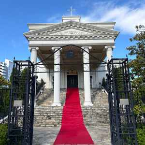 2つある邸宅のうちの１つ、ホワイトハウスの入口です。赤い絨毯が引かれて写真映えします。