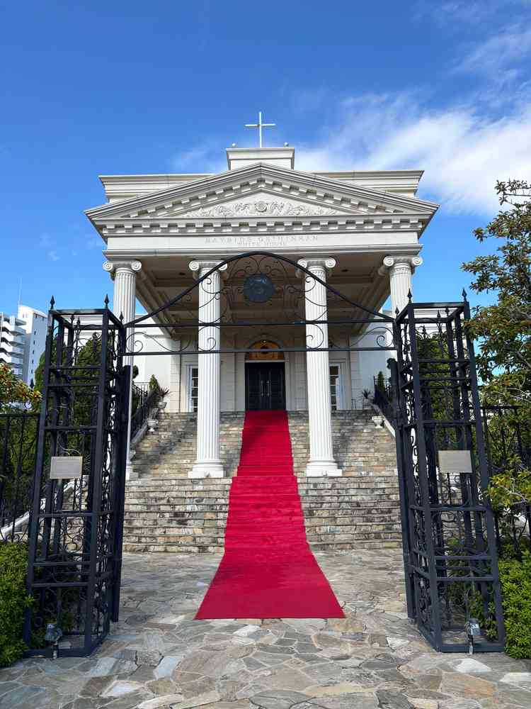 2つある邸宅のうちの１つ、ホワイトハウスの入口です。赤い絨毯が引かれて写真映えします。