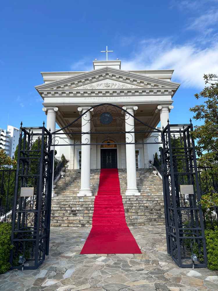 2つある邸宅のうちの１つ、ホワイトハウスの入口です。赤い絨毯が引かれて写真映えします。