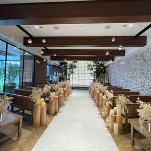 ビル内ということを忘れてしまうような、天龍杉を使用した自然の温かみを感じれるチャペル